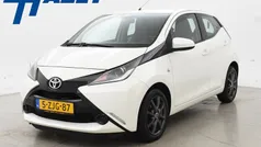 Wit Gebruikt 2015 Toyota Aygo X-play Hatchback | € 7.445 (Eerlijke prijs)