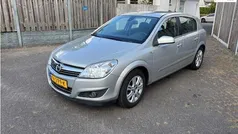 Grijs Gebruikt 2009 Opel Astra Selection Hatchback | € 2.950 (Eerlijke prijs)