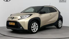 Bruin Gebruikt 2022 Toyota Aygo Premium Hatchback | € 21.945 (Eerlijke prijs)
