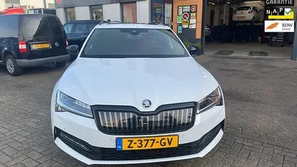 Occasion Skoda Superb Business Line 218 PK (160 kW) 2024 Wit Stationwagen