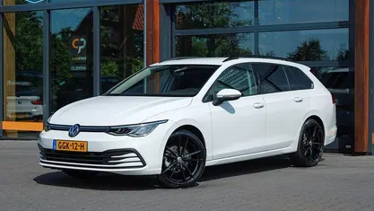 Wit Gebruikt 2022 VW Golf VIII Business Stationwagen | € 21.794 (Goede deal)