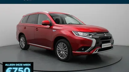Rood Gebruikt 2025 Mitsubishi Outlander P-HEV Intense SUV | € 24.990 (Super prijs)