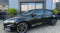 Zwart Gebruikt 2019 Ford Focus ST-Line Hatchback | € 18.895 (Eerlijke prijs)