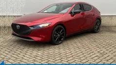 Rood Nieuw 2024 Mazda 3 Homura-Line Hatchback | € 36.290 (Eerlijke prijs)