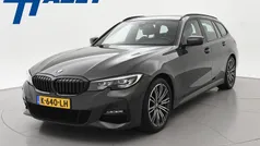 Grijs, metallic lak Gebruikt 2021 BMW 318 M Sport Stationwagen | € 27.900 (Eerlijke prijs)