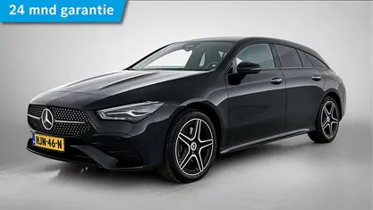 Zwart (metallic) Gebruikt 2025 Mercedes CLA250e Shooting Brake AMG line Stationwagen | € 40.945 (Eerlijke prijs)