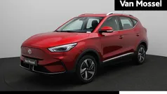 Rood, metallic lak Gebruikt 2023 MG ZS Comfort Sedan | € 21.495 (Eerlijke prijs)