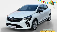 Wit Gebruikt 2023 Renault Clio V Evolution Hatchback | € 17.435 (Eerlijke prijs)