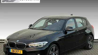Zwart Occasion 2019 BMW 118 Sport Line Hatchback | € 16.895 (Eerlijke prijs)