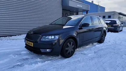 Zwart Occasion 2015 Skoda Octavia Business Line Stationwagen | € 4.750 (Goede deal)