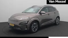 Silky bronze Gebruikt 2022 Hyundai Kona Premium SUV | € 27.940 (Eerlijke prijs)