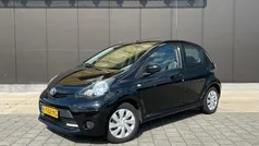 Zwart Gebruikt 2014 Toyota Aygo Hatchback | € 6.249 (Eerlijke prijs)