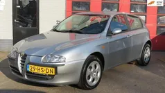 Grijs, metallic lak Gebruikt 2001 Alfa Romeo 147 Progression Hatchback | € 1.675 (Eerlijke prijs)