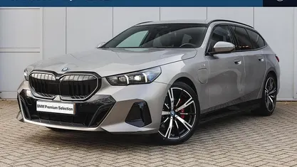 Grijs (metallic) Gebruikt 2024 BMW 530e Comfort Edition Stationwagen | € 60.950 (Eerlijke prijs)