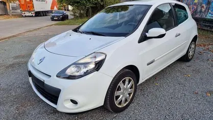 Wit Gebruikt 2012 Renault Clio IV Authentique Sedan | € 4.000 (Goede deal)