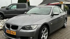 Grijs, metallic lak Gebruikt 2008 BMW 320 Coupé | € 9.950 (Eerlijke prijs)