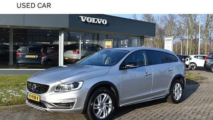 Grijs Occasion 2016 Volvo V60 CC Momentum Stationwagen | € 11.900 (Super prijs)