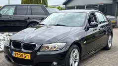 Zwart, metallic lak Gebruikt 2011 BMW 318 Luxury Line Sedan | € 8.950 (Eerlijke prijs)
