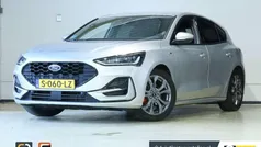 Grijs Gebruikt 2023 Ford Focus ST-Line X Hatchback | € 26.400 (Eerlijke prijs)