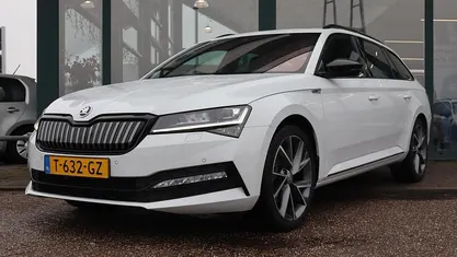 Wit Occasion 2023 Skoda Superb Business Line Stationwagen | € 35.895 (Eerlijke prijs)