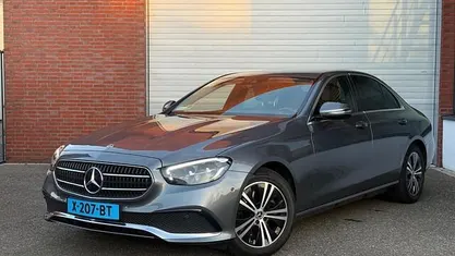 Grijs Occasion 2022 Mercedes E220 Luxury Sedan | € 35.499 (Eerlijke prijs)