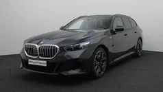 Grijs, metallic lak Gebruikt 2025 BMW 550e M Sport Stationwagen | € 99.950 (Super prijs)