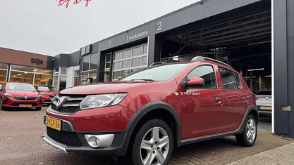 Rood Gebruikt 2013 Dacia Sandero Lauréate Hatchback | € 7.490 (Eerlijke prijs)