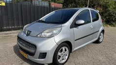 Grijs, metallic lak Gebruikt 2012 Peugeot 107 Hatchback | € 3.450 (Eerlijke prijs)