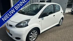 Wit Gebruikt 2010 Toyota Aygo Hatchback | € 2.999 (Eerlijke prijs)