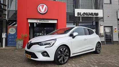 Wit Gebruikt 2021 Renault Clio V Intens Hatchback | € 18.190 (Eerlijke prijs)