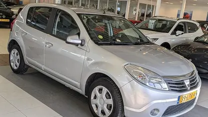 Occasion 2010 Dacia Sandero Lauréate Hatchback | € 2.944 (Goede deal)