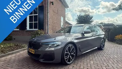 Grijs Gebruikt 2021 BMW 540 Executive Stationwagen | € 49.200 (Eerlijke prijs)