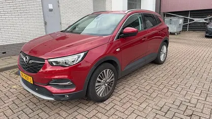 Rood Occasion 2019 Opel Grandland X Innovation SUV | € 18.995 (Eerlijke prijs)