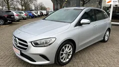 Zilver, metallic lak Gebruikt 2022 Mercedes B180 MPV | € 24.940 (Eerlijke prijs)