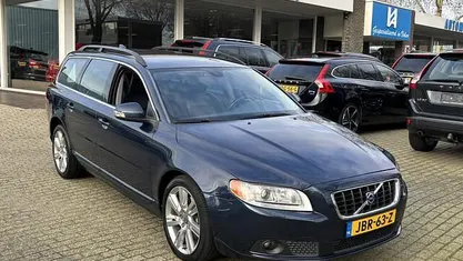 Blauw (metallic) Gebruikt 2009 Volvo V70 Momentum Stationwagen | € 10.700 (Eerlijke prijs)
