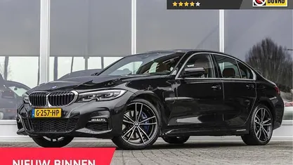 Zwart Occasion 2019 BMW 330 Executive Sedan | € 31.450 (Eerlijke prijs)