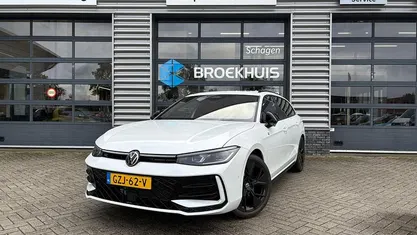 Occasion 2025 VW Passat R-line Edition Stationwagen | € 45.745 (Eerlijke prijs)