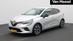 Grijs Gebruikt 2023 Renault Clio V Evolution Hatchback | € 17.435 (Eerlijke prijs)