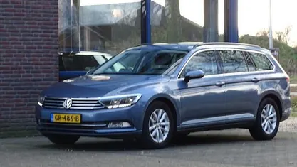 Blauw (metallic) Occasion 2015 VW Passat Comfortline Stationwagen | € 10.450 (Eerlijke prijs)