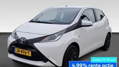 Wit Gebruikt 2015 Toyota Aygo X-play Hatchback | € 8.915 (Eerlijke prijs)
