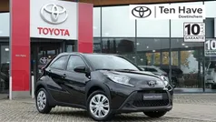 Gebruikt 2025 Toyota Aygo Play Hatchback | € 19.400 (Eerlijke prijs)