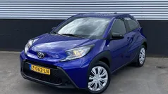 Blauw, metallic lak Gebruikt 2024 Toyota Aygo Play Hatchback | € 17.899 (Eerlijke prijs)