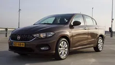 Bruin, metallic lak Gebruikt 2017 Fiat Tipo Lounge Sedan | € 9.990 (Eerlijke prijs)