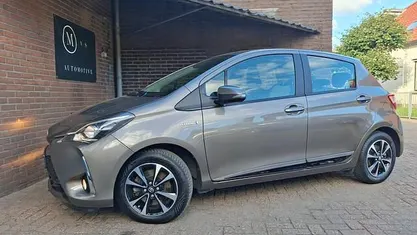 Grijs Occasion 2017 Toyota Yaris Design Hatchback | € 14.240 (Eerlijke prijs)