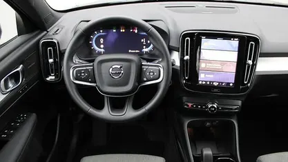 Zwart (metallic) Gebruikt 2025 Volvo XC40 Plus SUV | € 43.800 (Eerlijke prijs)