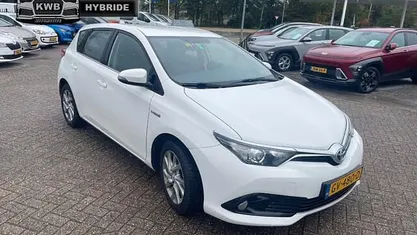 Wit Occasion 2015 Toyota Auris Hatchback | € 10.950 (Eerlijke prijs)