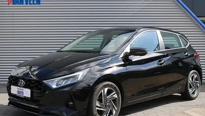 Phantom black metallic (zwart metallic) Occasion 2024 Hyundai i20 Comfort Hatchback | € 18.445 (Eerlijke prijs)
