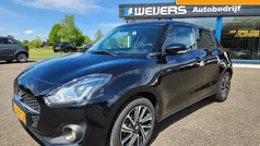 Zwart, metallic lak Gebruikt 2024 Suzuki Swift Style Hatchback | € 19.900 (Eerlijke prijs)
