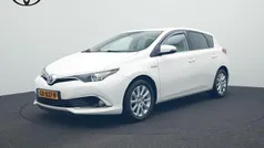Wit Gebruikt 2015 Toyota Auris Hybrid Executive Hatchback | € 14.480 (Eerlijke prijs)