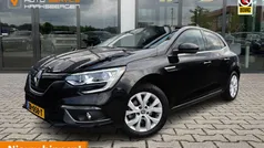 Zwart (metallic) Gebruikt 2019 Renault Mégane IV LIMITED Hatchback | € 11.900 (Eerlijke prijs)